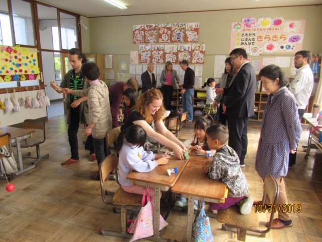 桑飼小学校で日本の遊びを体験