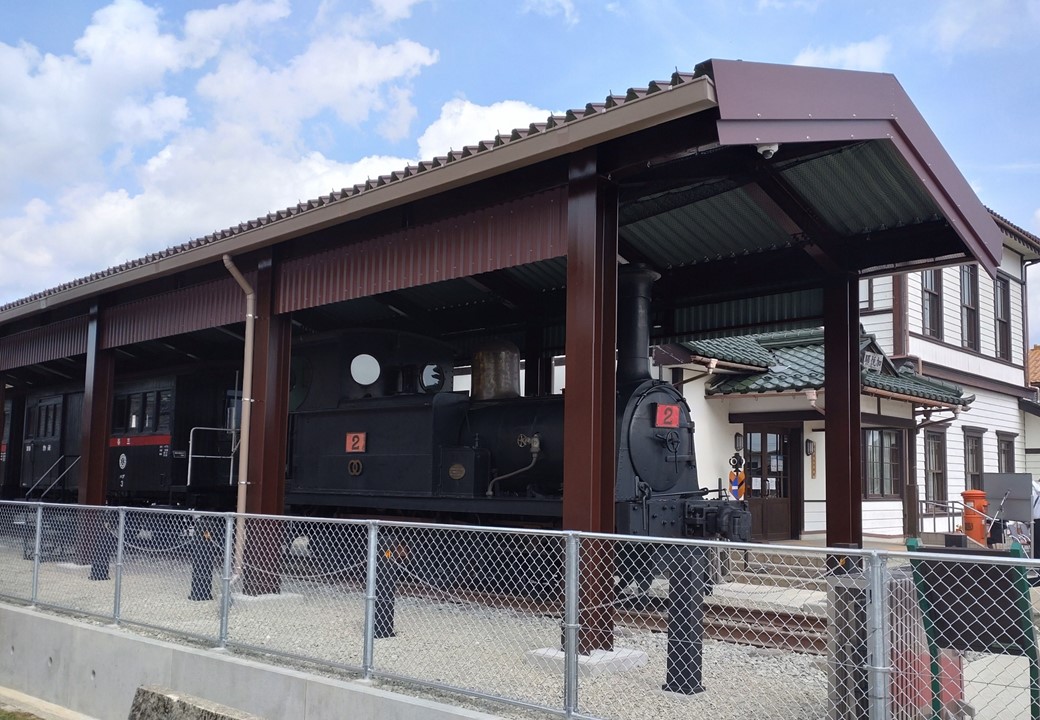 旧加悦鉄道加悦駅舎にある123号蒸気機関車.jpg