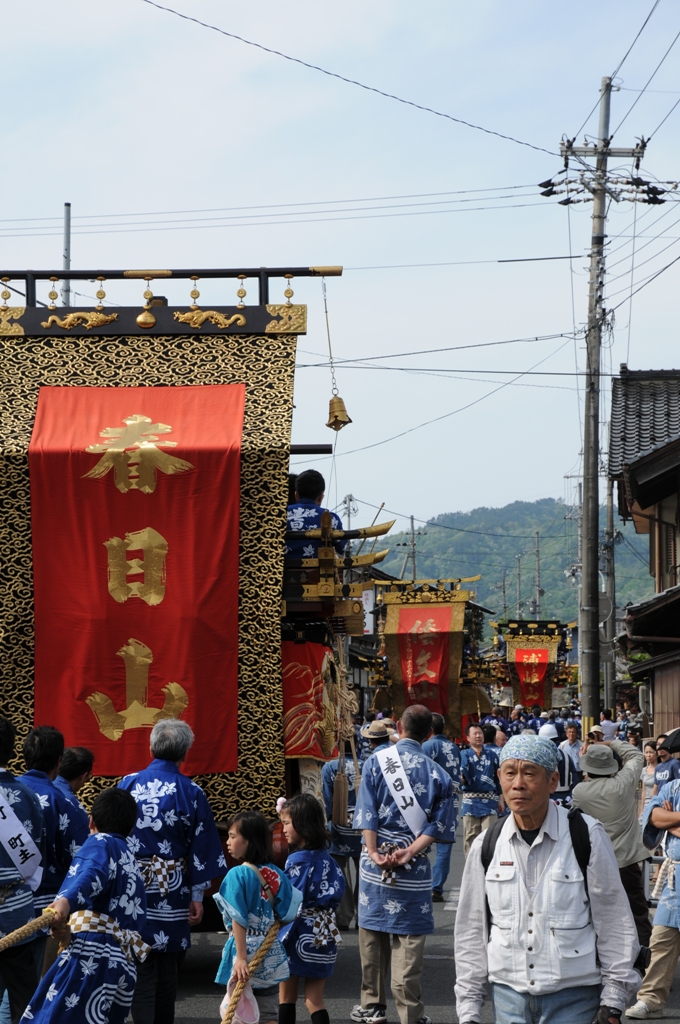 曳山巡行