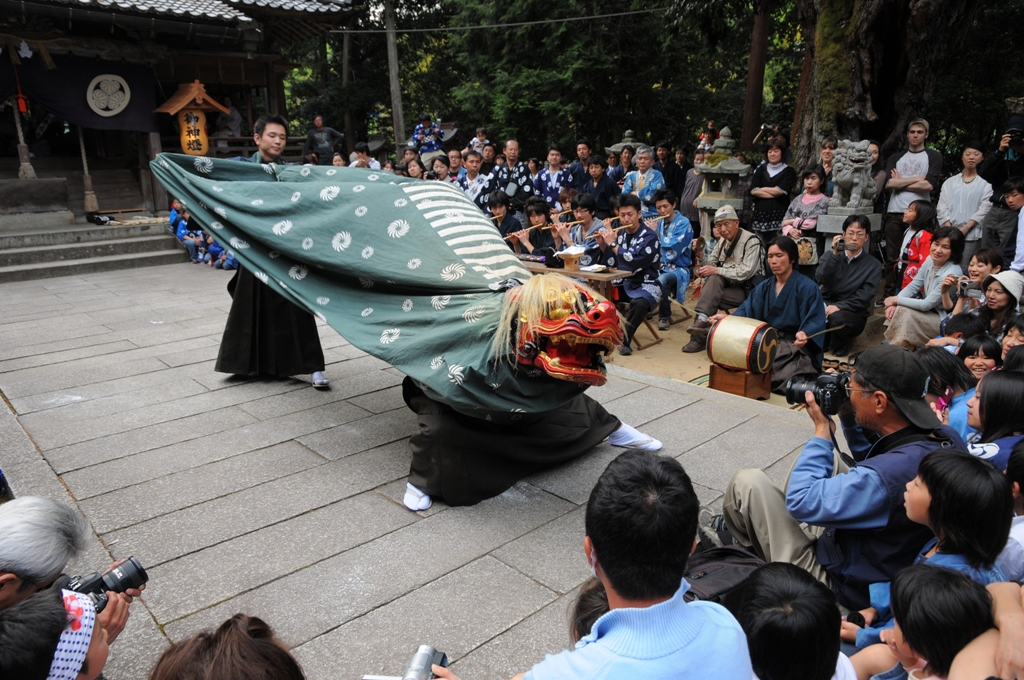 倭文(しどり)神社に奉納される神楽