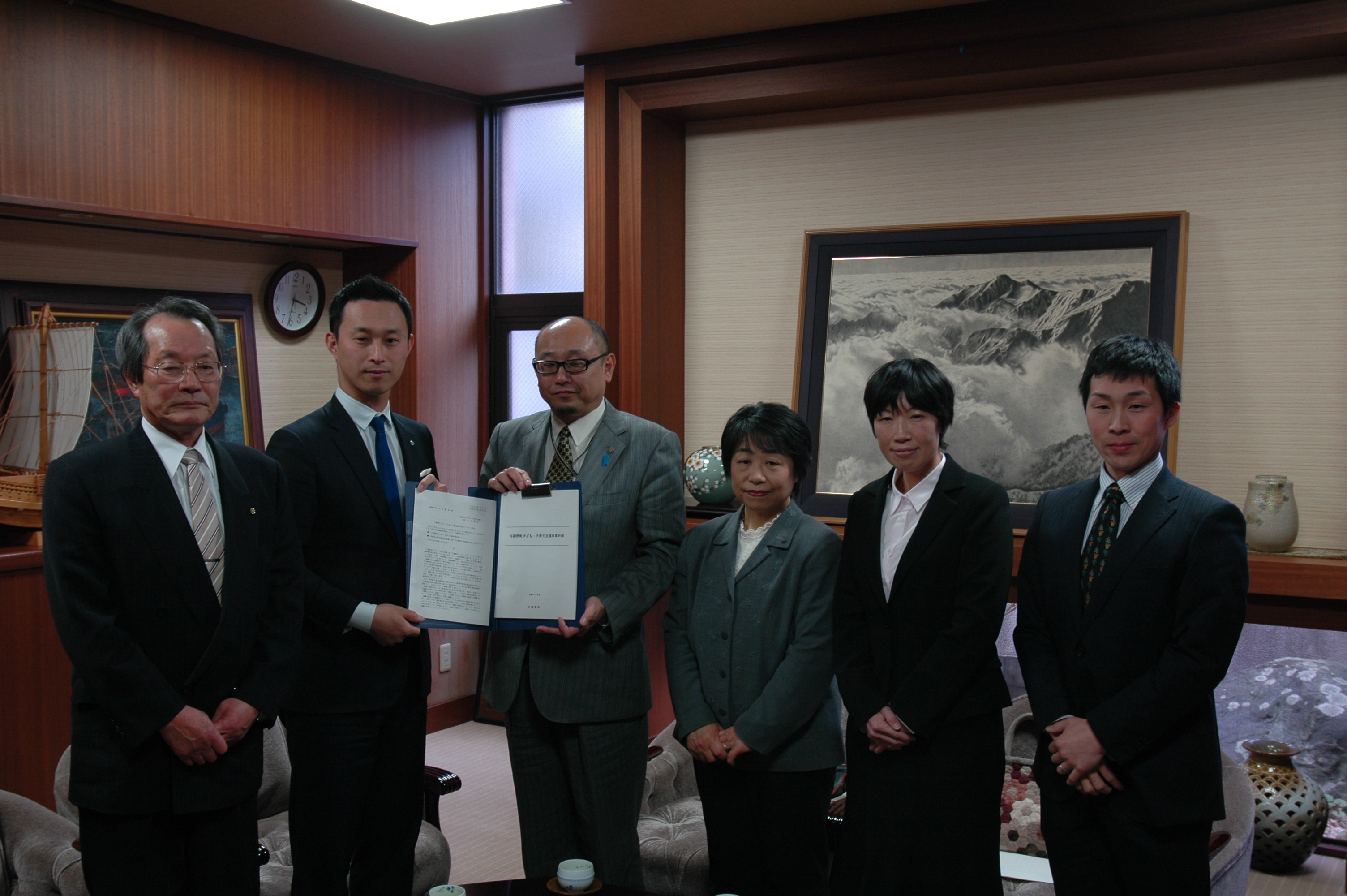 左から、塩見教育長、山添町長、足立会長、増田副会長、赤西委員、堀尾委員