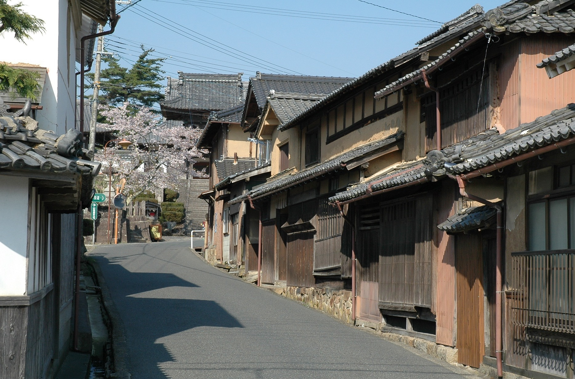 ちりめんの流通が育んだ懐かしさを感じる木造・土壁の町家など、明治・大正・昭和の各時代の建築物が立ち並ぶ「ちりめん街道」