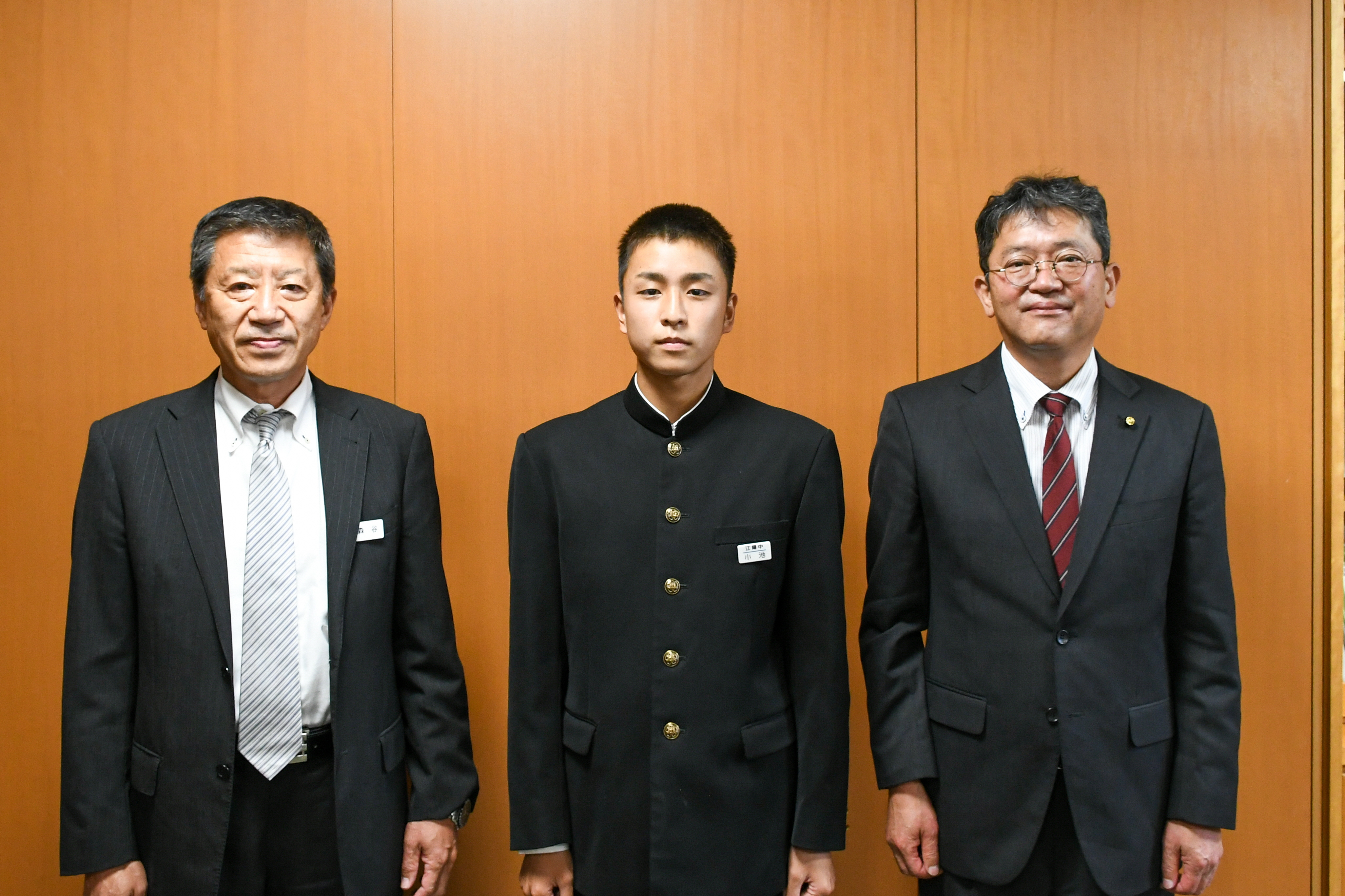 出場報告に訪れた小池君(写真中央)