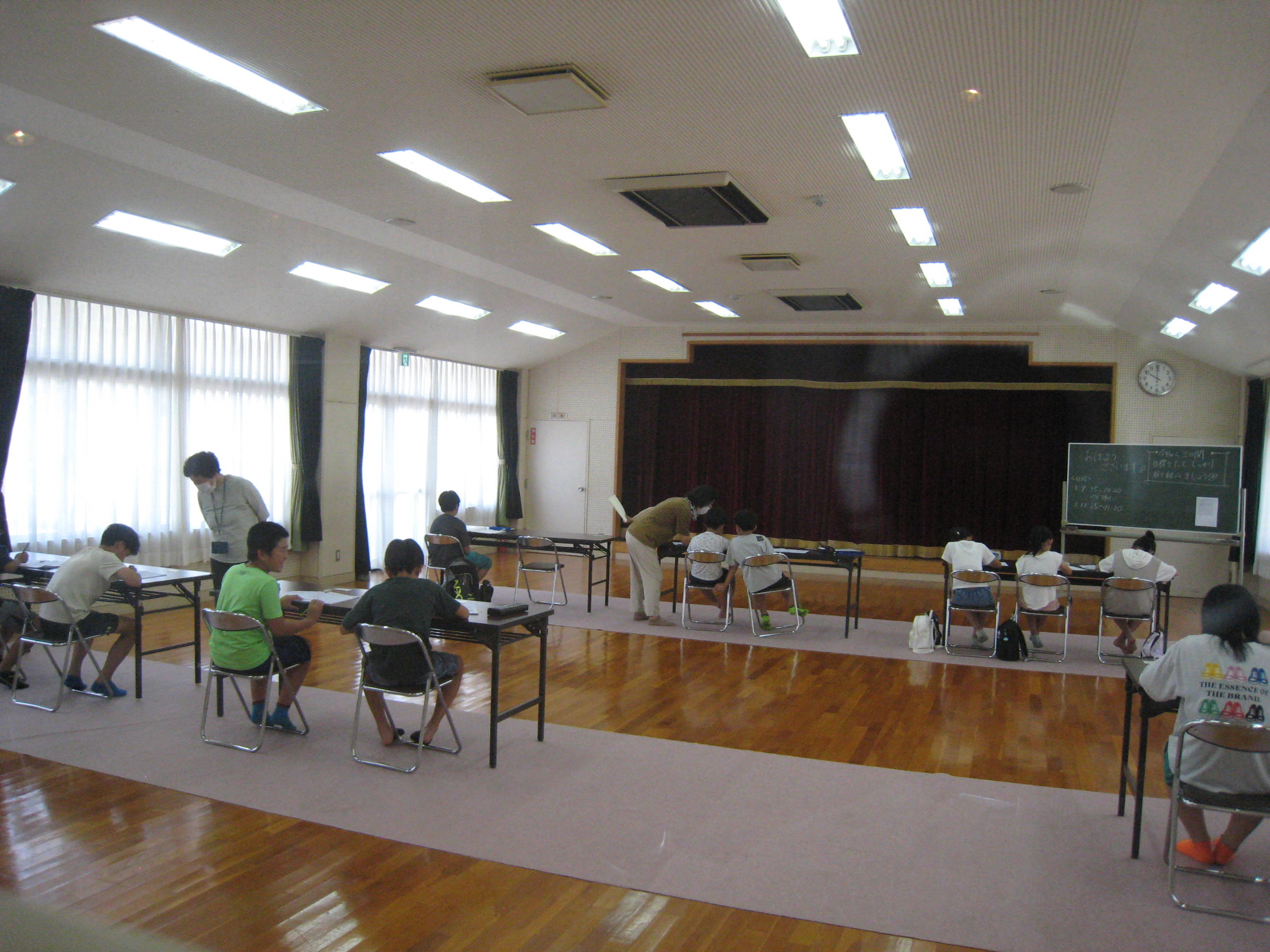 幾地地区公民館での夏休みの学習会の様子