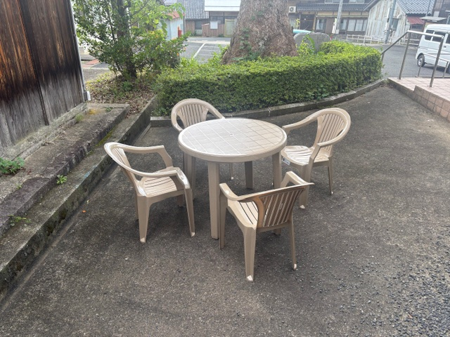 整備したイスとテーブル