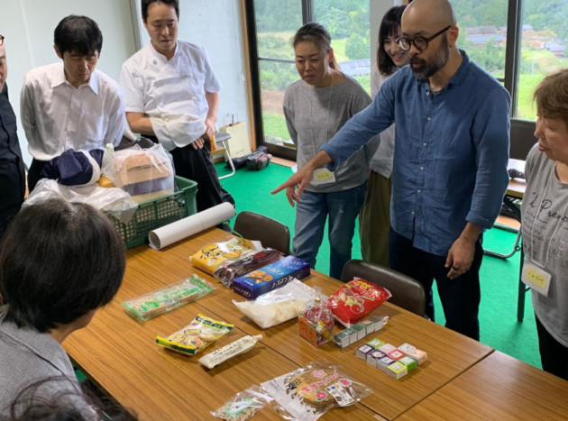 休憩中には講師が東京の村から町からで購入した全国のお菓子を紹介しながらパッケージの違いについて学びます。