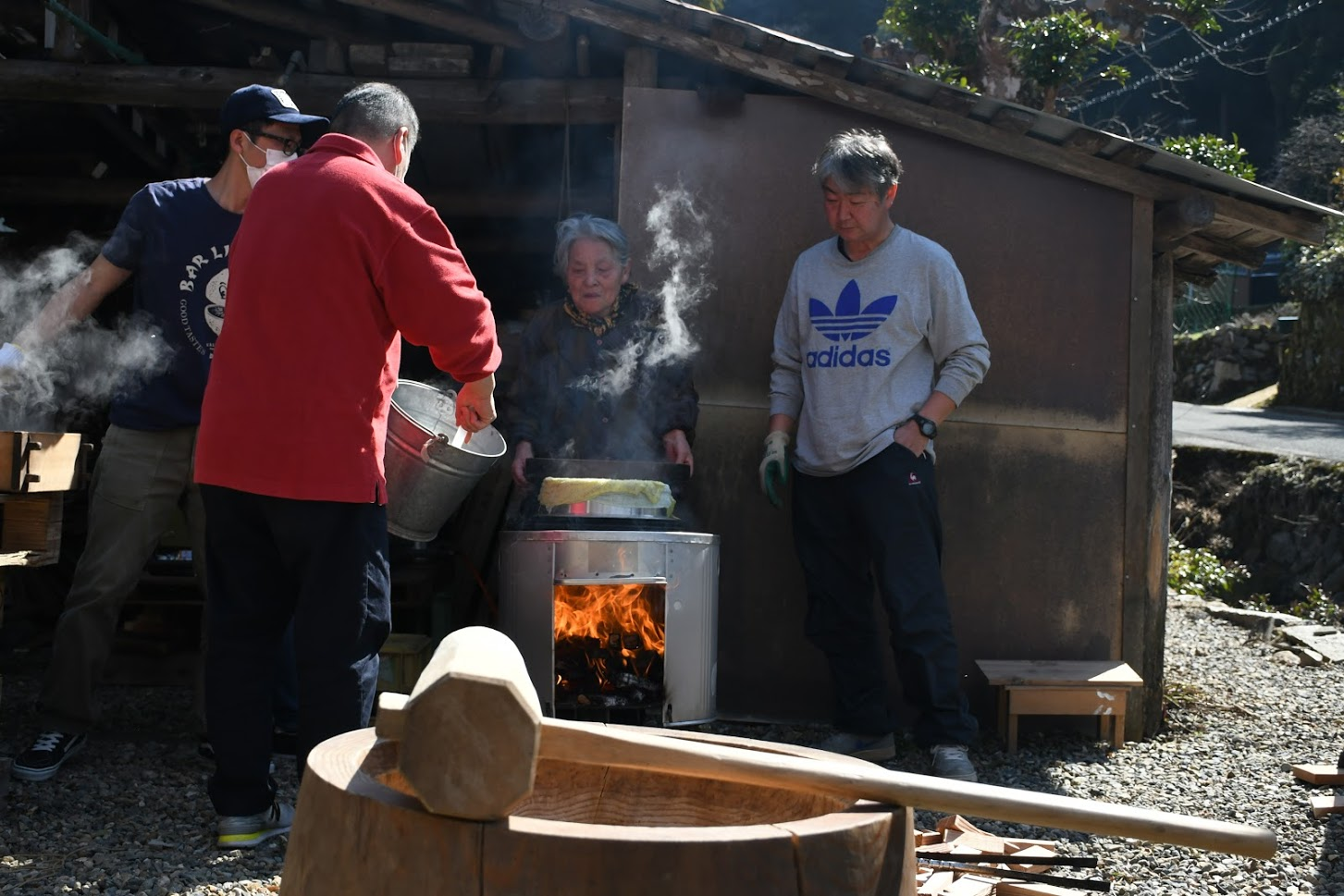 ふるまい会のためのお餅つきの準備