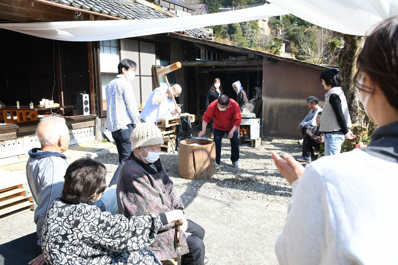 お餅つきの様子