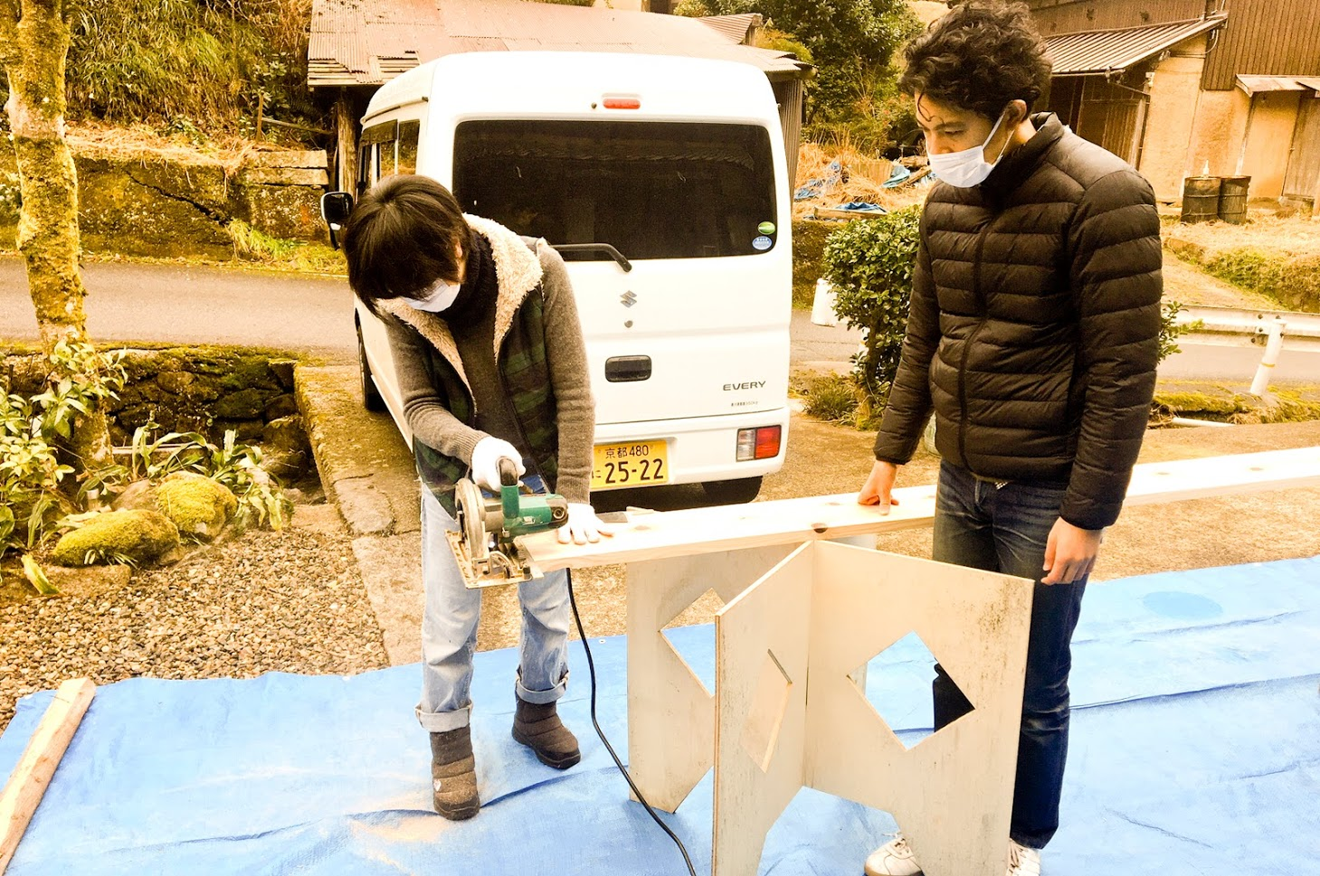 電動のこぎりを使用する参加者