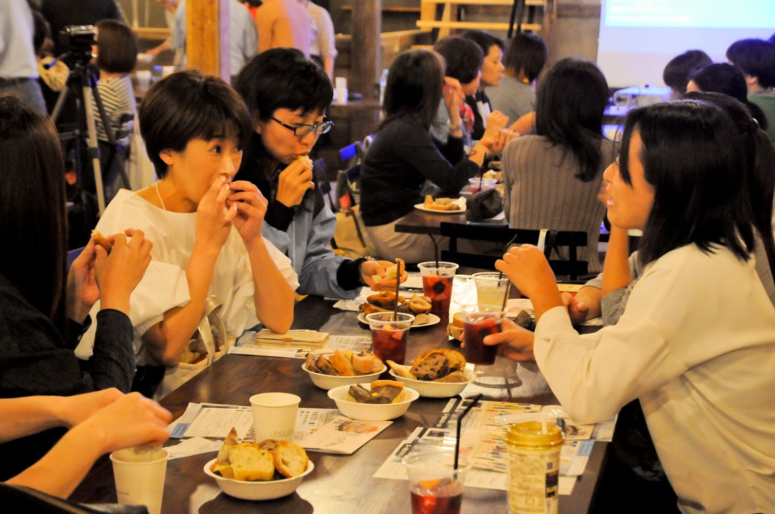 パンや飲み物を楽しみながら受講生同士で意見交換されました