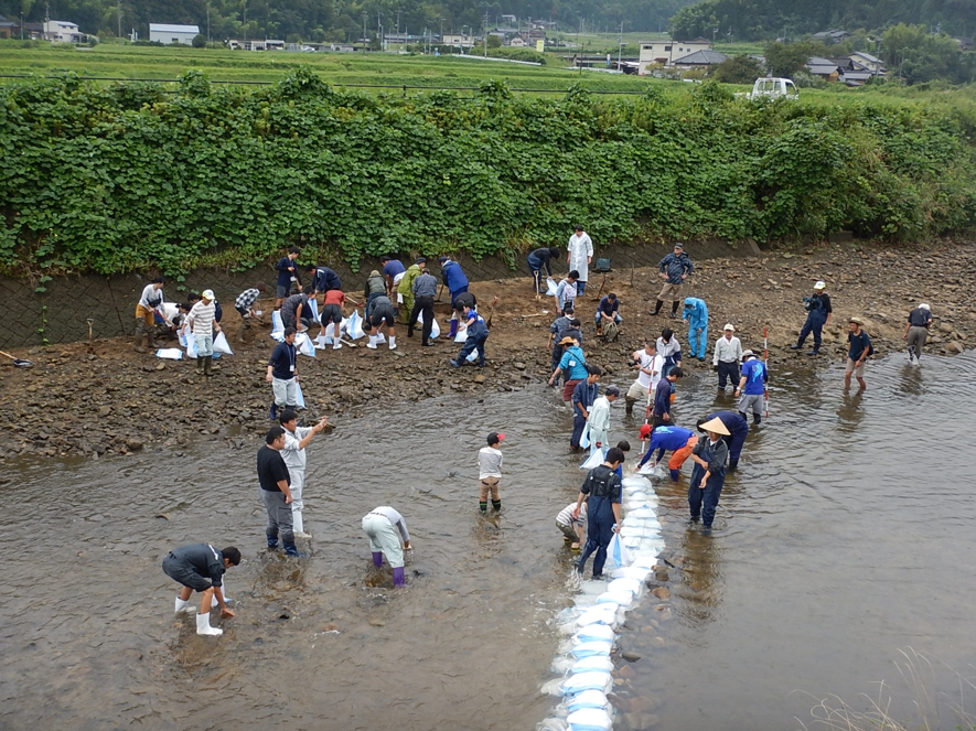 土嚢で流路をつくる実践です