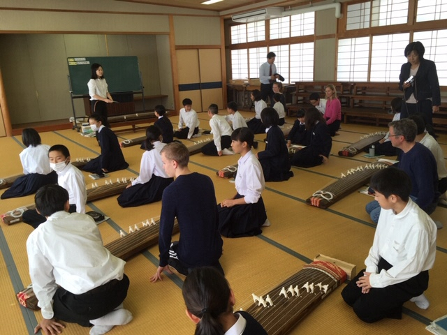 江陽中学校で琴体験