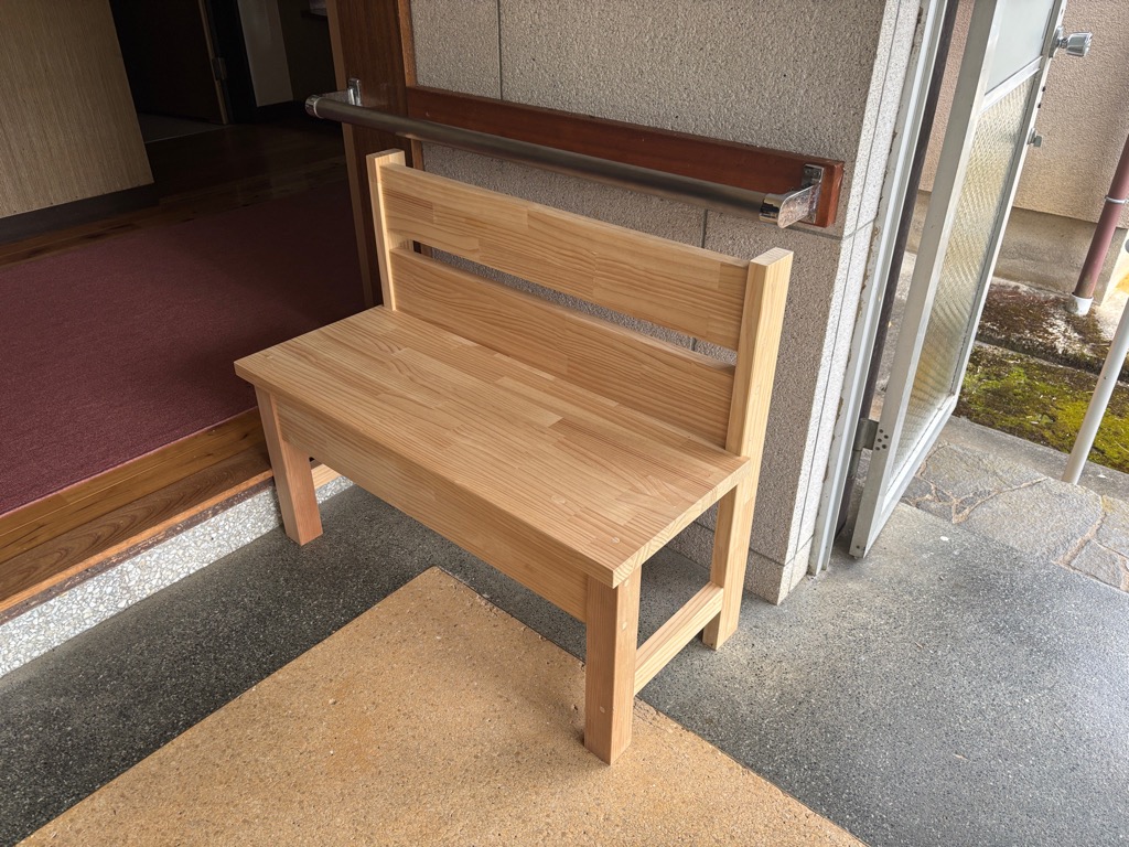 整備したベンチと手すり