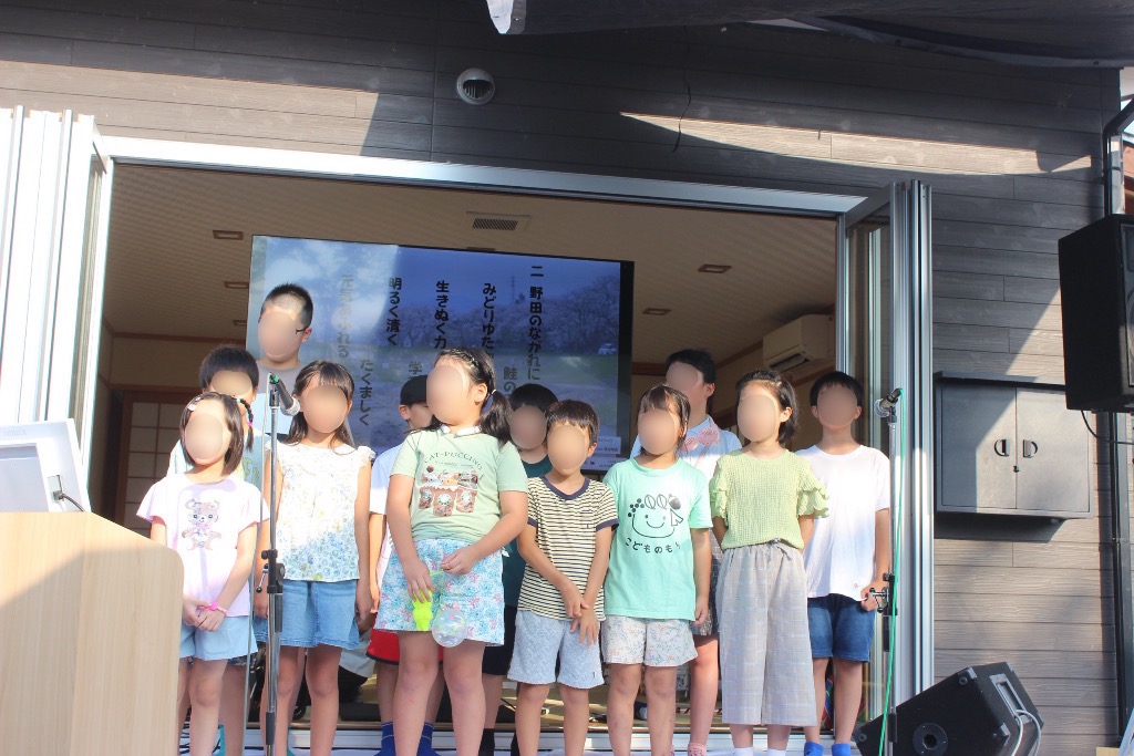 子どもたちの歌の発表にモニターを活用しました