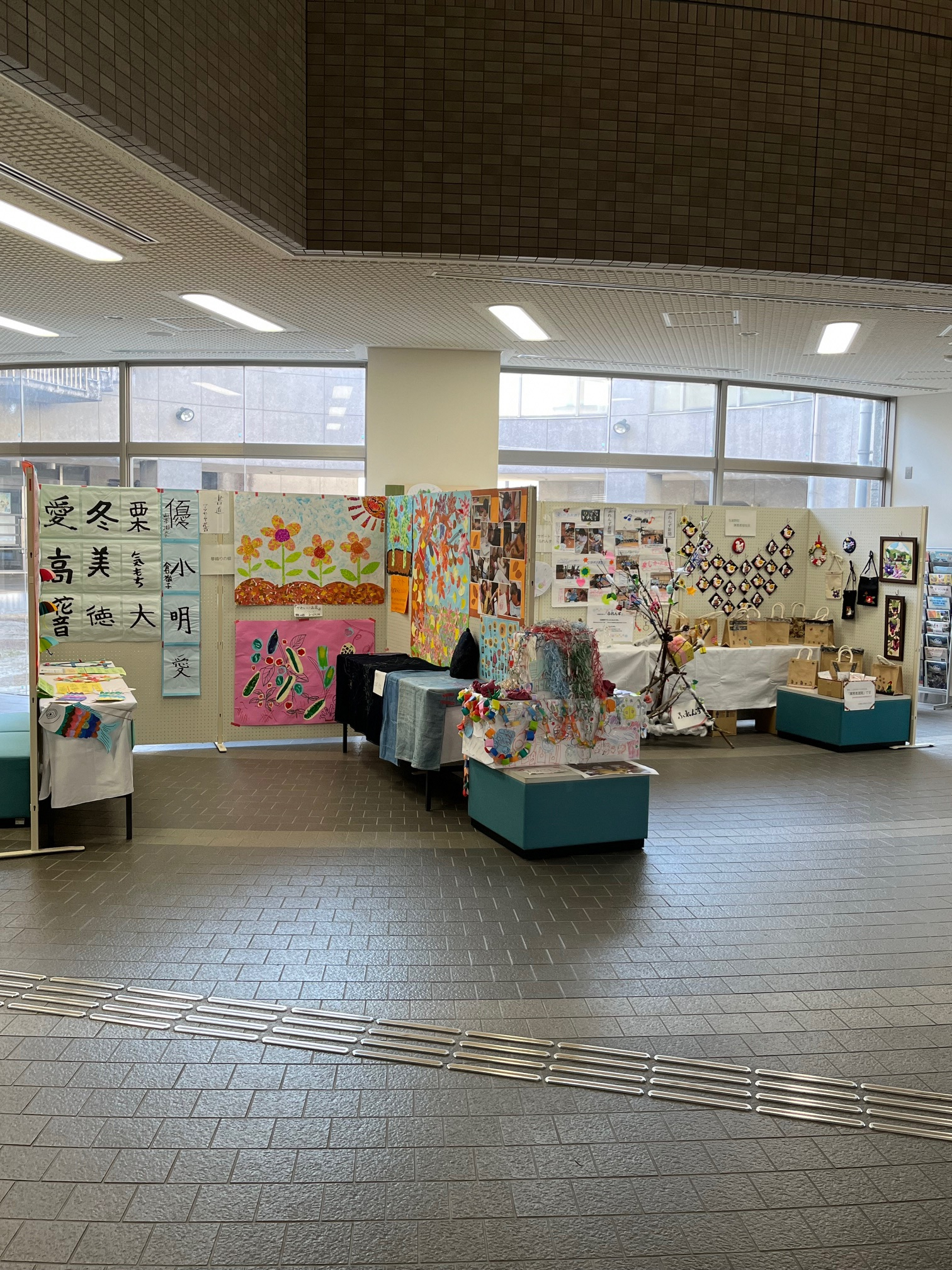 与謝野町役場加悦庁舎玄関ロビー「作品展示会」